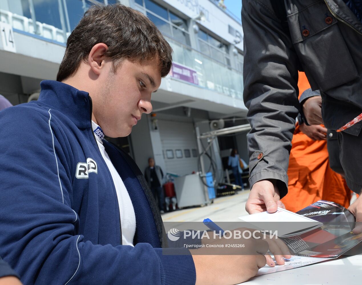 Автоспорт. Мировая серия "Рено". Российский этап. Второй день