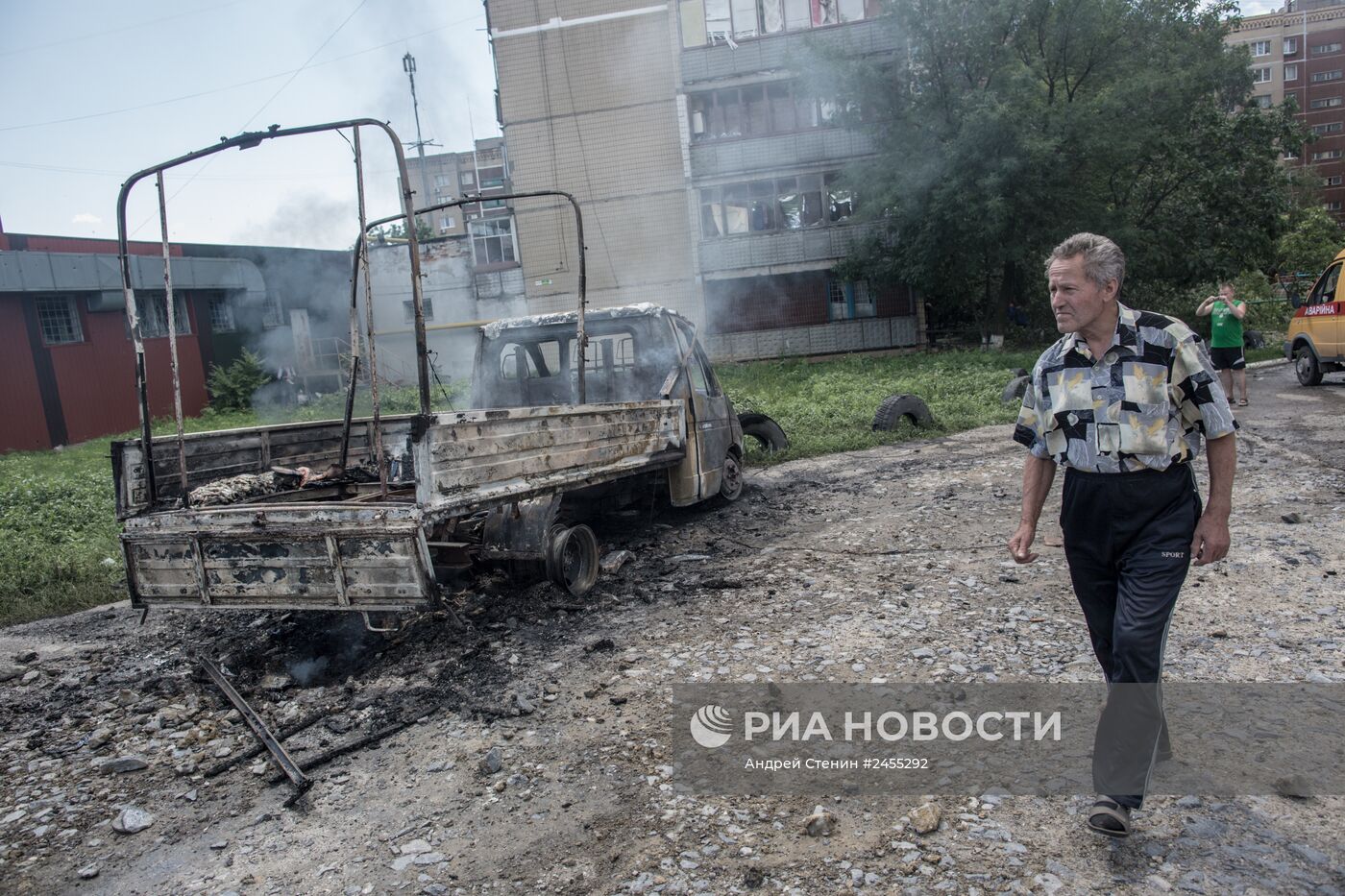 Последствия артиллерийского обстрела украинскими военными микрорайона Артема в Славянске