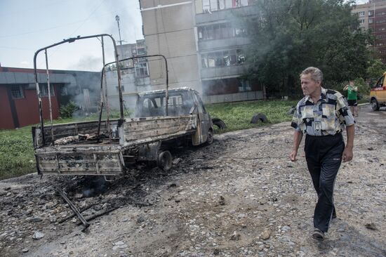 Последствия артиллерийского обстрела украинскими военными микрорайона Артема в Славянске