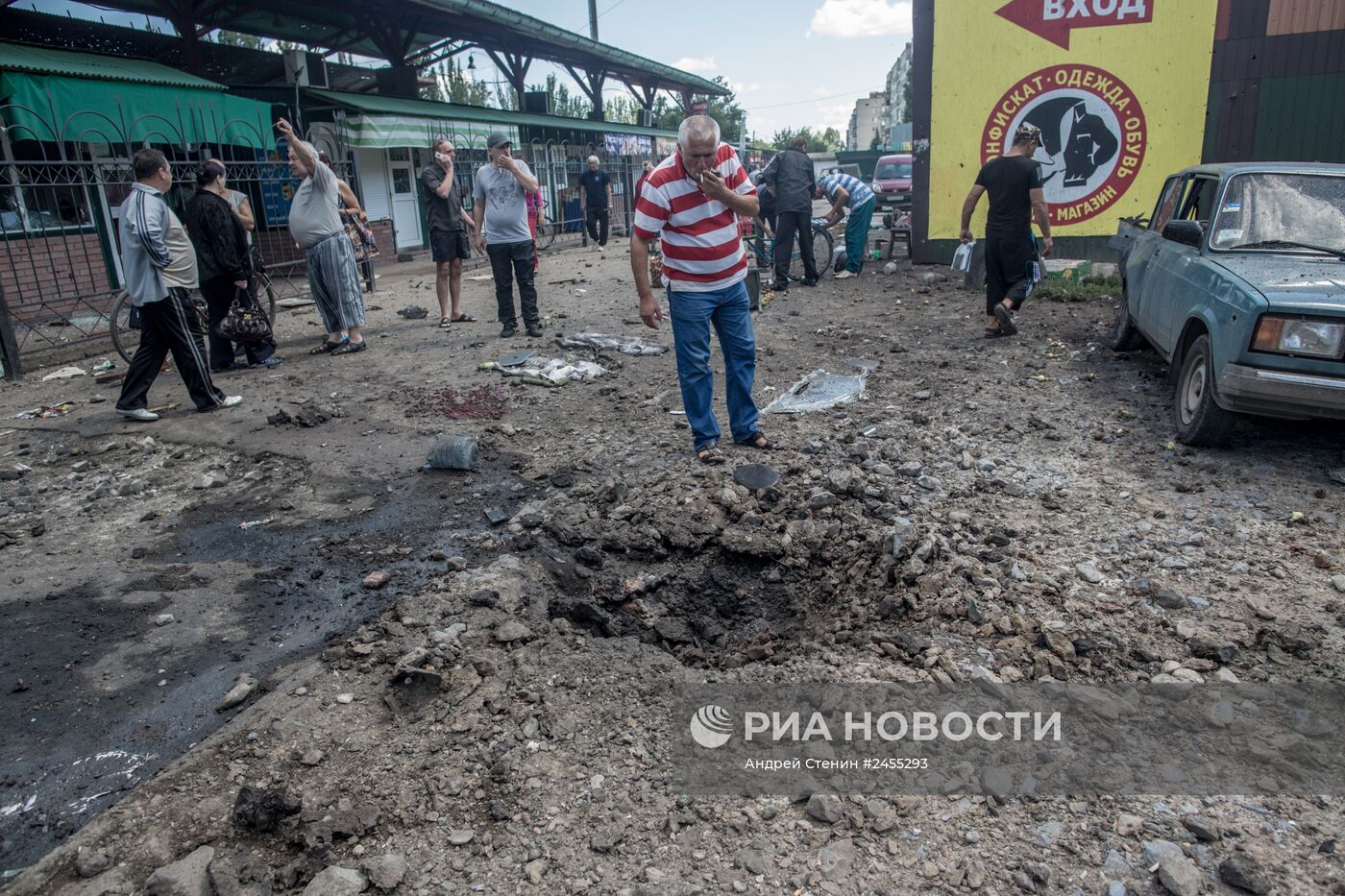 Последствия артиллерийского обстрела украинскими военными микрорайона Артема в Славянске