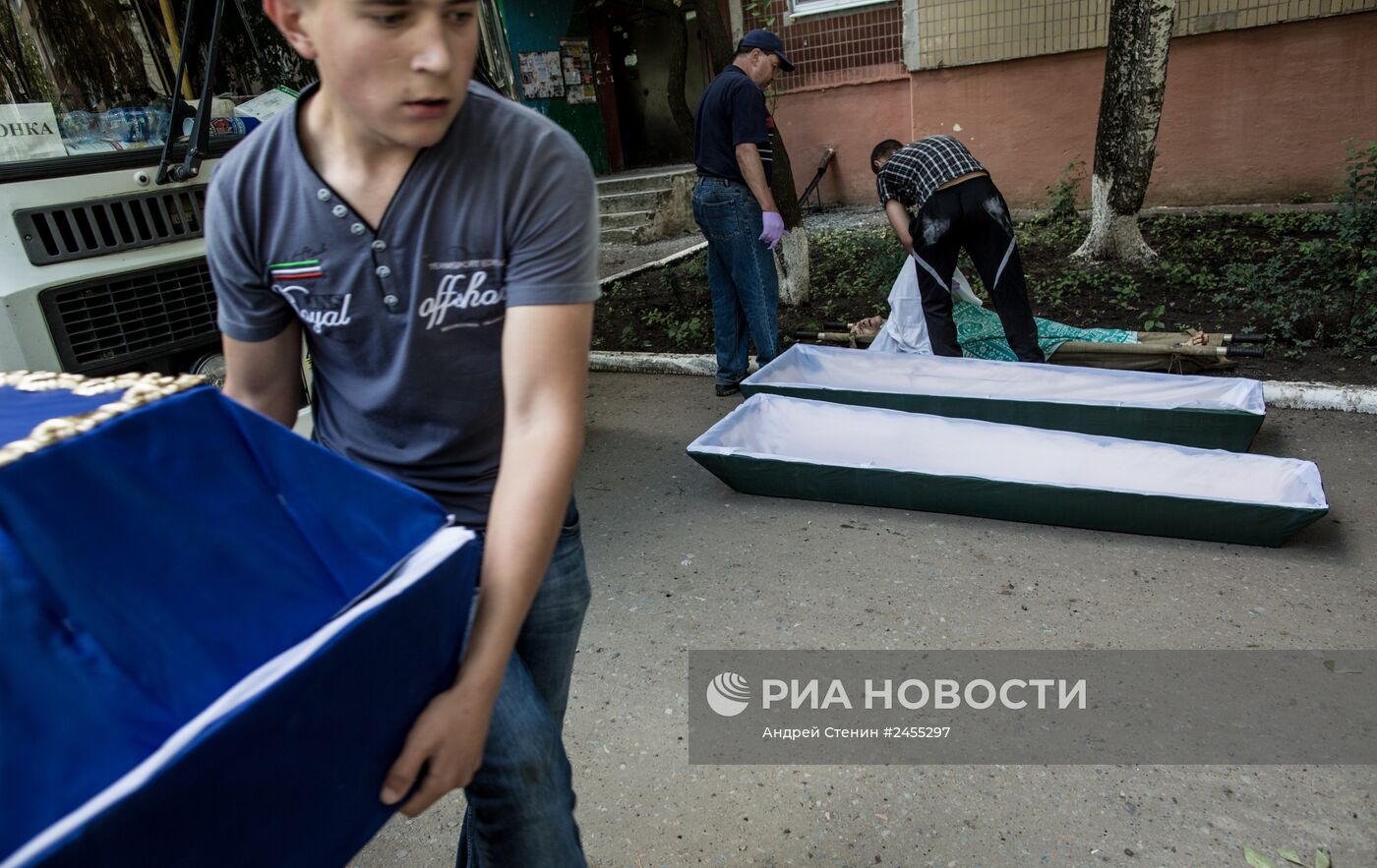 Последствия артиллерийского обстрела украинскими военными микрорайона Артема в Славянске