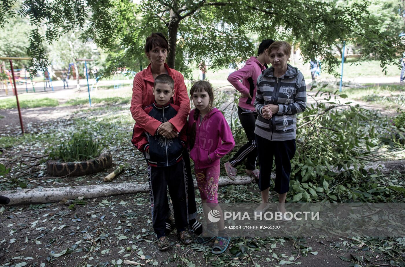 Последствия артиллерийского обстрела украинскими военными микрорайона Артема в Славянске