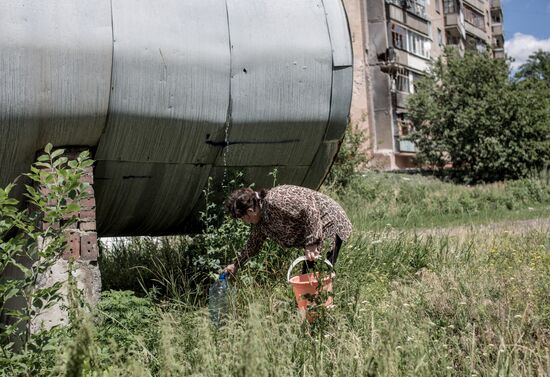 Последствия артиллерийского обстрела украинскими военными микрорайона Артема в Славянске