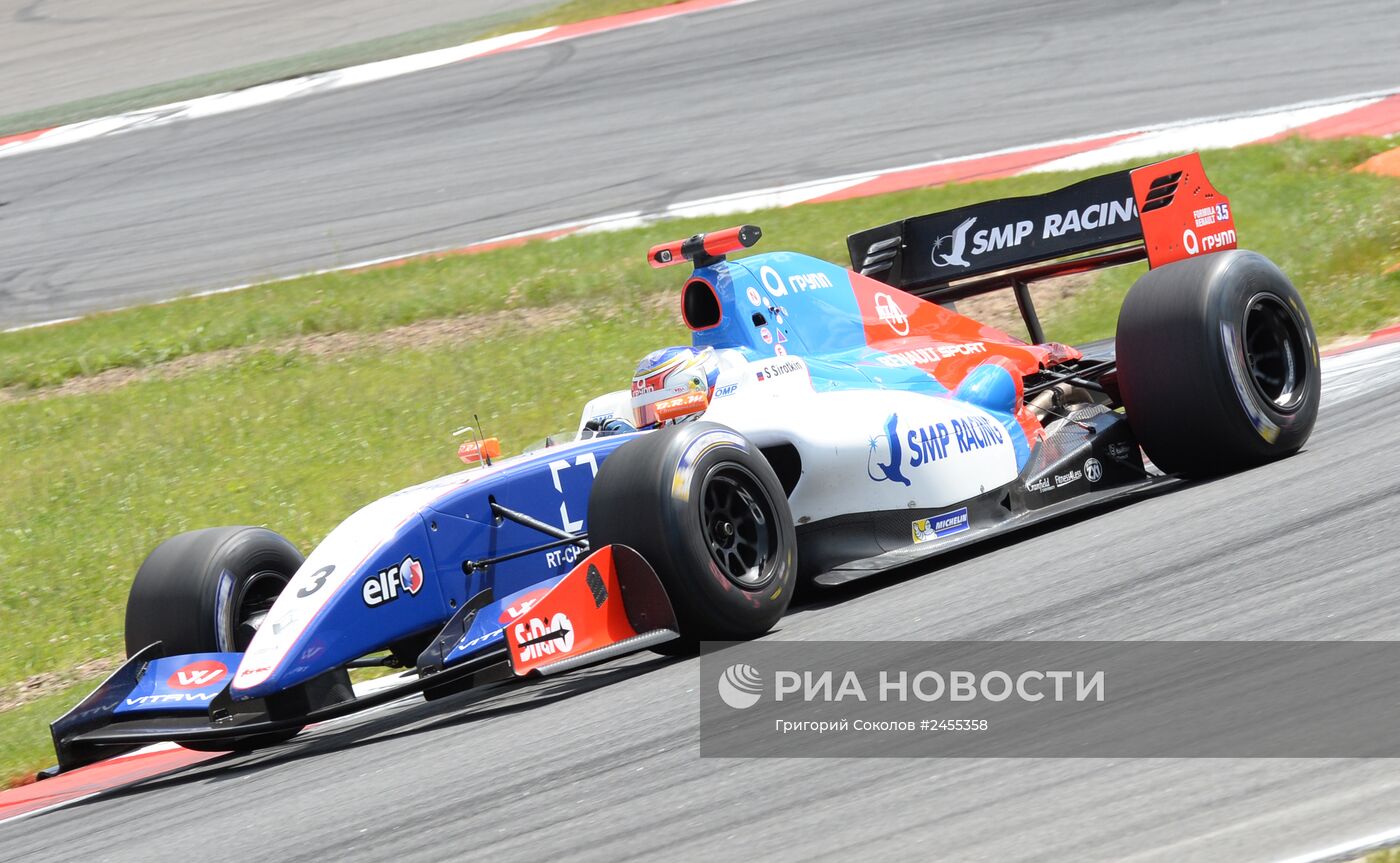 Автоспорт. Мировая серия "Рено". Российский этап. Второй день