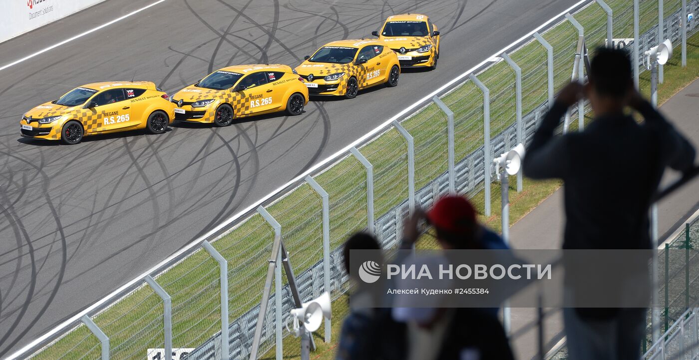 Автоспорт. Мировая серия "Рено". Российский этап. Второй день