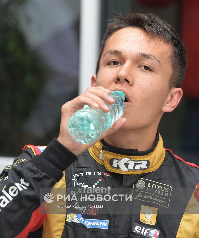 Автоспорт. Мировая серия "Рено". Российский этап. Второй день