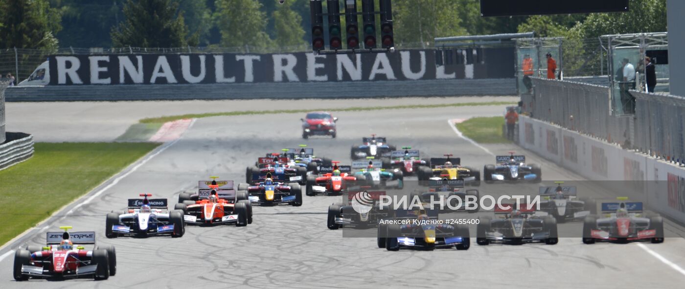 Автоспорт. Мировая серия "Рено". Российский этап. Второй день