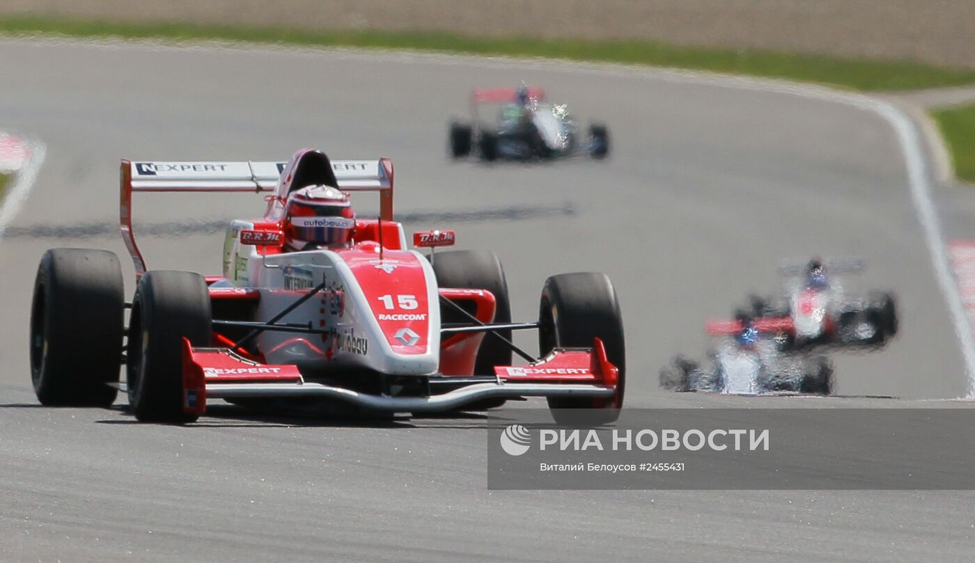 Автоспорт. Мировая серия "Рено". Российский этап. Второй день