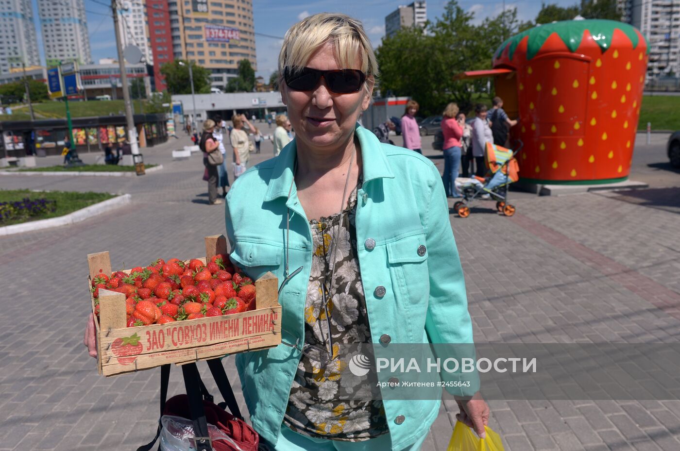 Продажа клубники возле станции метро "Чертановская" в Москве