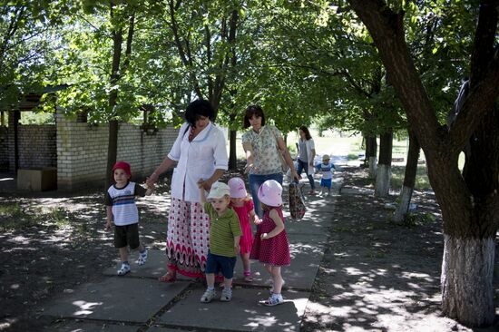 Эвакуация детей из дома ребенка в Луганске