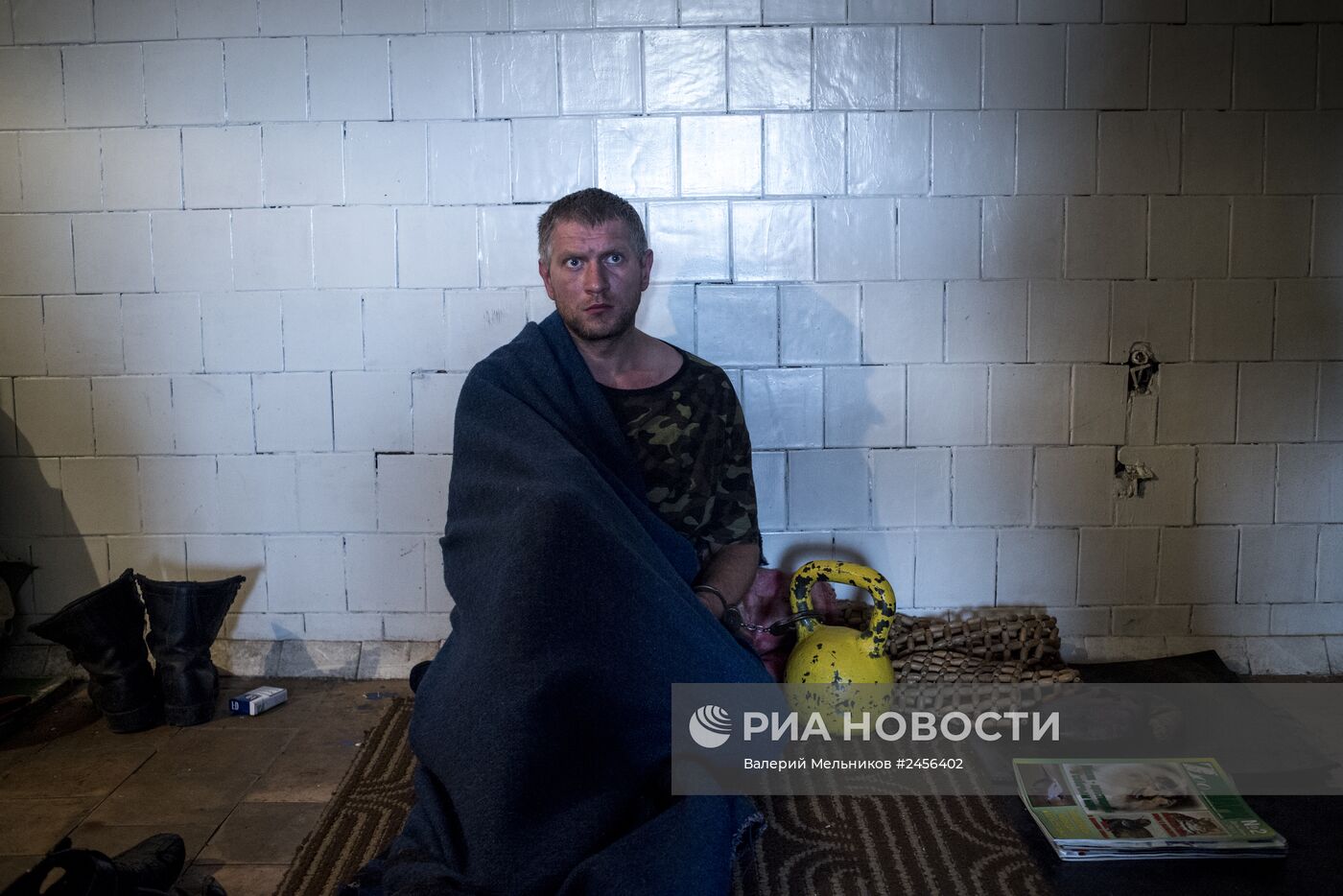 Пленные военнослужащие украинской армии в штабе ополчения в Луганске