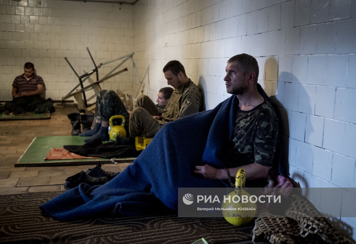 Пленные военнослужащие украинской армии в штабе ополчения в Луганске