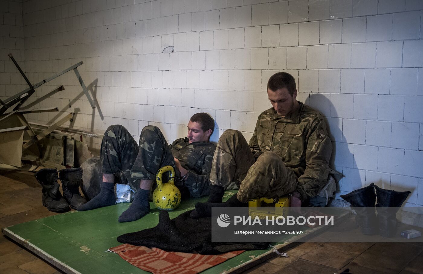 Пленные военнослужащие украинской армии в штабе ополчения в Луганске