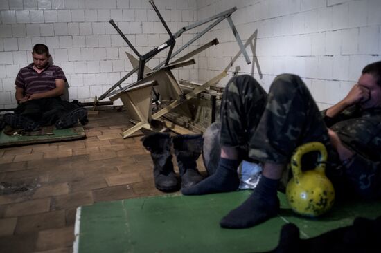 Пленные военнослужащие украинской армии в штабе ополчения в Луганске