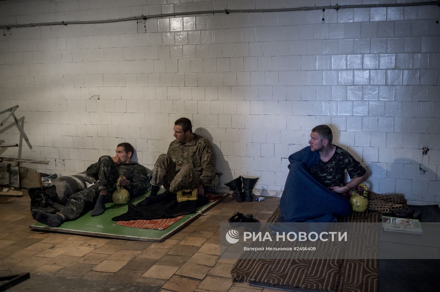 Пленные военнослужащие украинской армии в штабе ополчения в Луганске