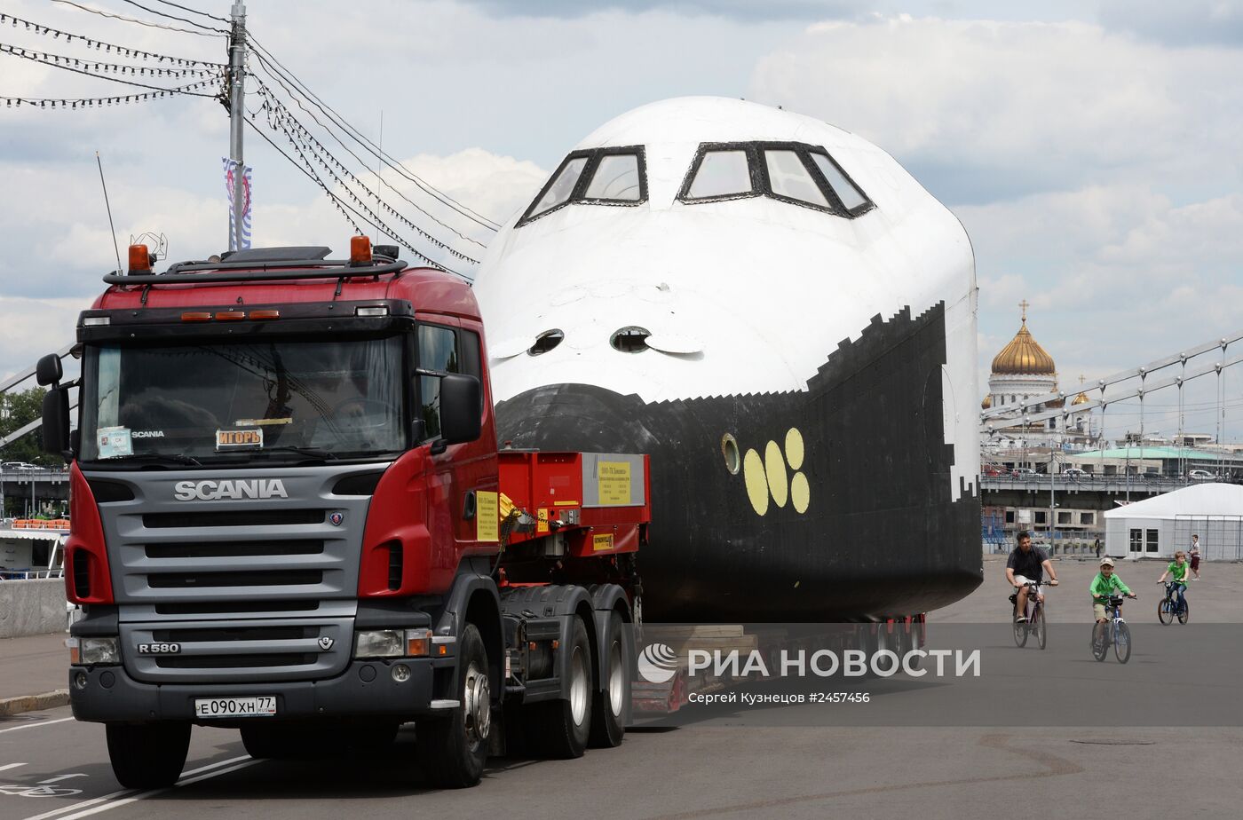 Демонтаж макета космического корабля "Буран" в Парке Горького