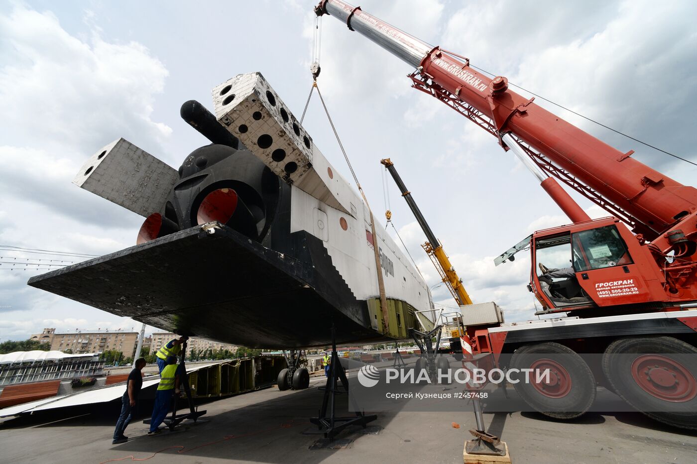 Демонтаж макета космического корабля "Буран" в Парке Горького