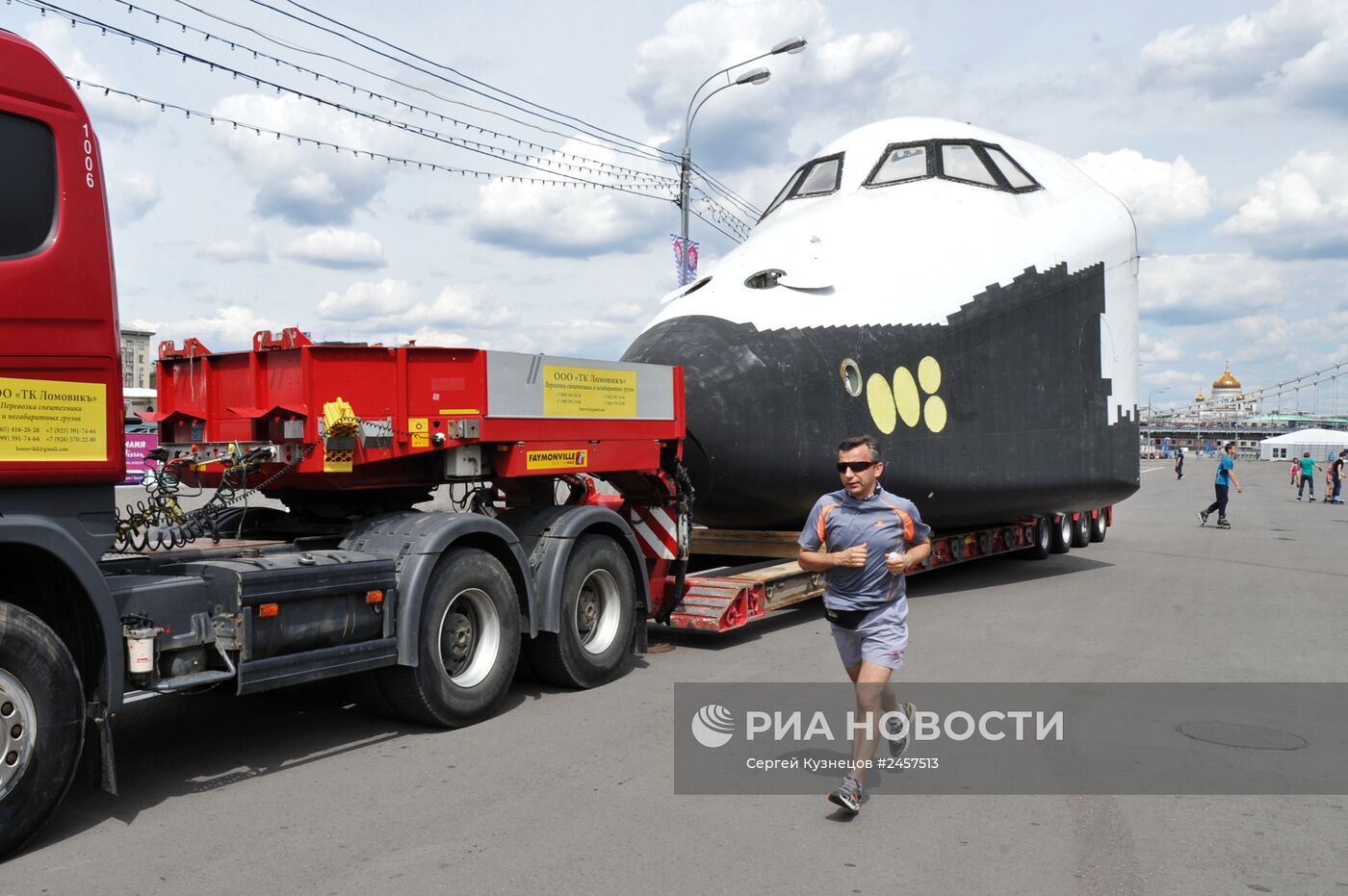Демонтаж макета космического корабля "Буран" в Парке Горького