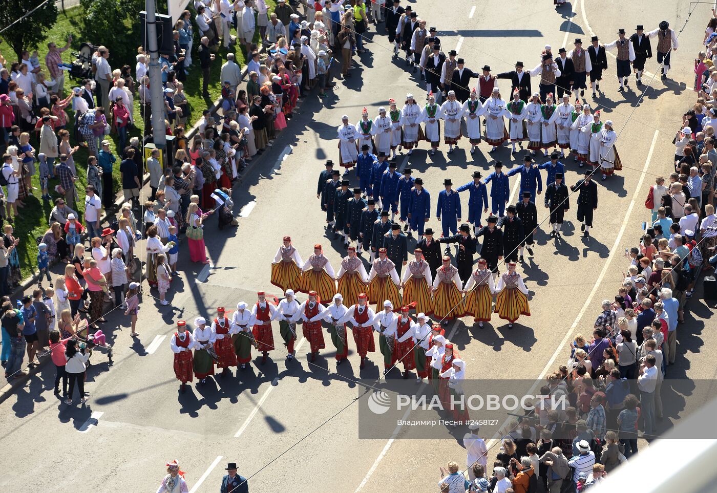 Парад участников 26-го Праздника песни и 19-го Фестиваля танца в Таллине.