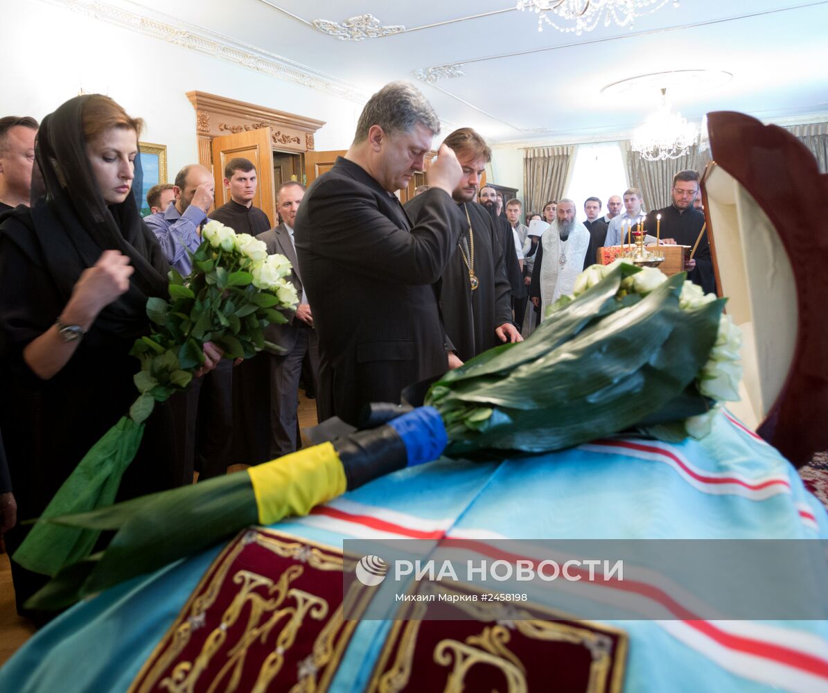 Президент Украины П.Порошенко возложил цветы к гробу митрополита Киевского Владимира