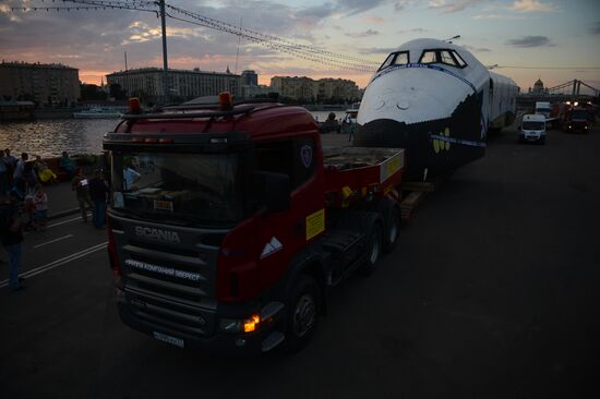 Транспортировка макета космического корабля "Буран" на ВДНХ