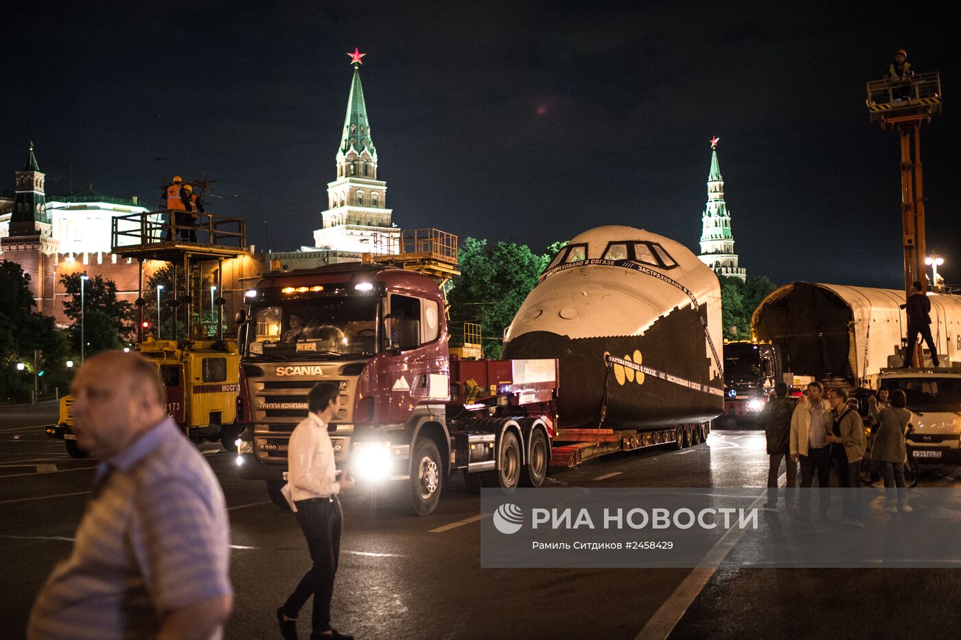Транспортировка макета космического корабля "Буран" на ВДНХ