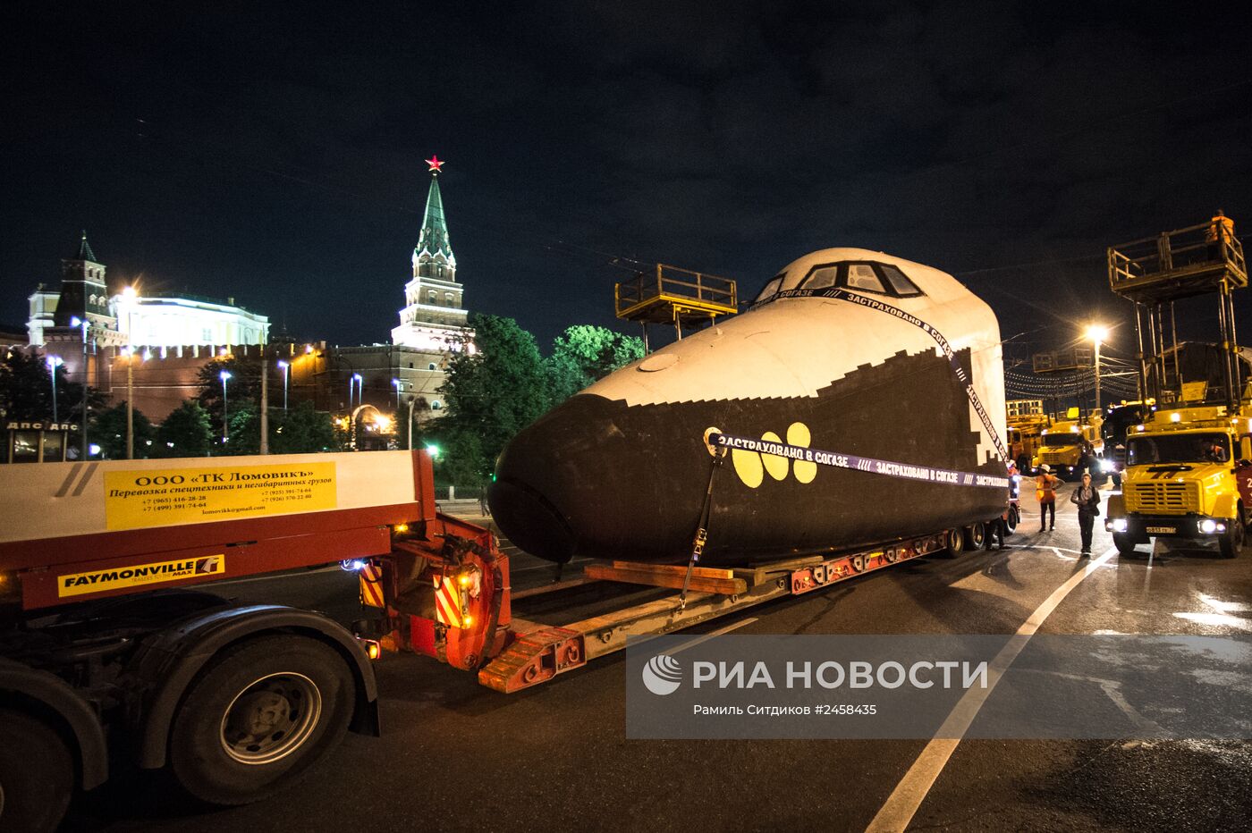 Транспортировка макета космического корабля "Буран" на ВДНХ