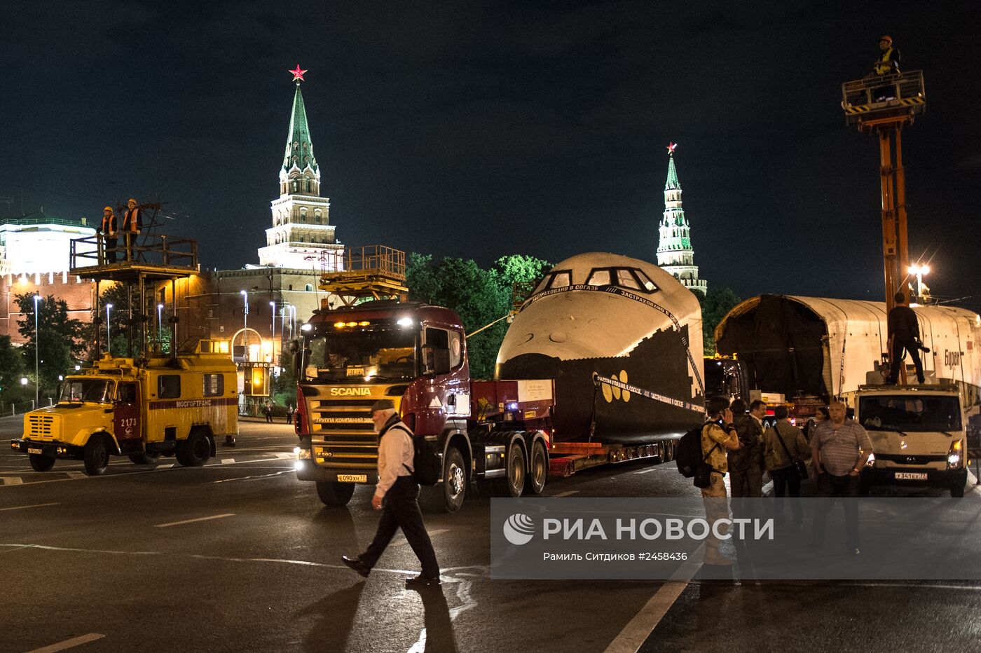 Транспортировка макета космического корабля "Буран" на ВДНХ