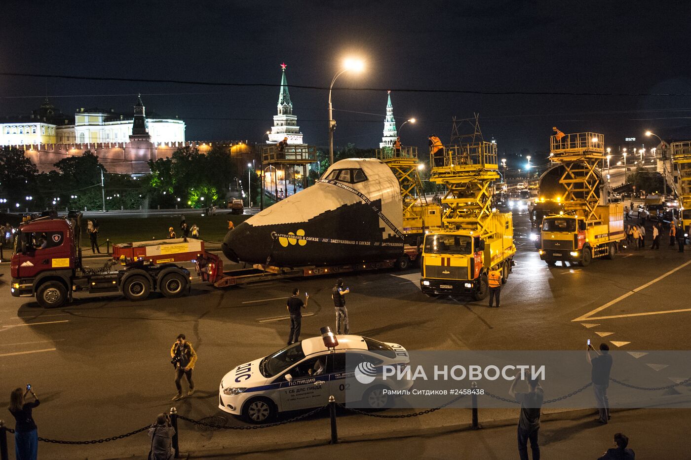 Транспортировка макета космического корабля "Буран" на ВДНХ