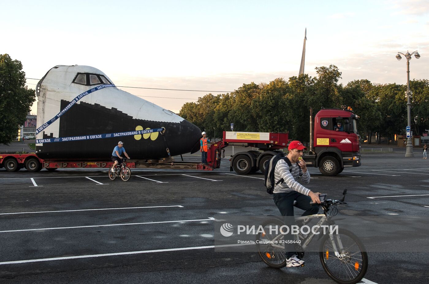 Транспортировка макета космического корабля "Буран" на ВДНХ