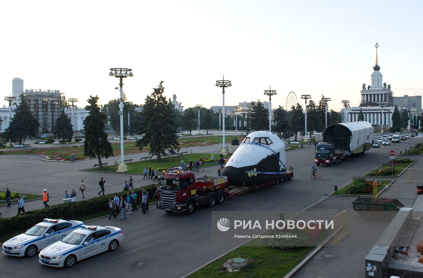 Транспортировка макета космического корабля "Буран" на ВДНХ