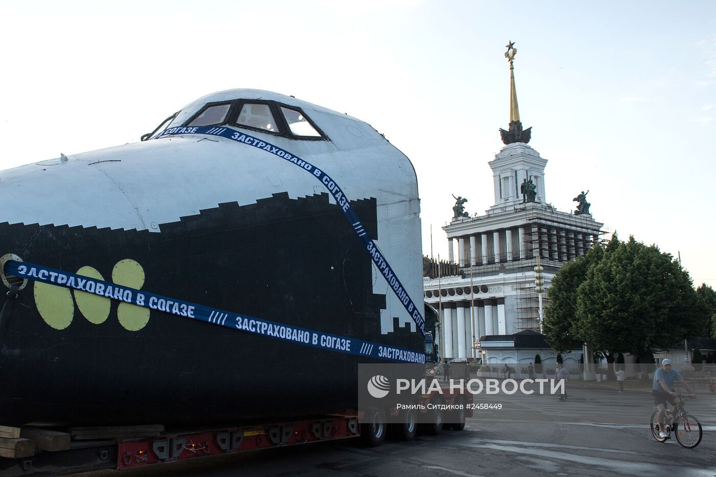 Транспортировка макета космического корабля "Буран" на ВДНХ