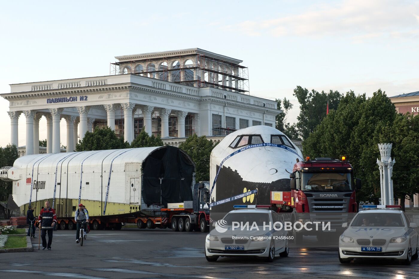 Транспортировка макета космического корабля "Буран" на ВДНХ