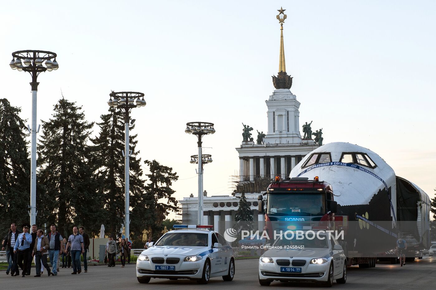 Транспортировка макета космического корабля "Буран" на ВДНХ