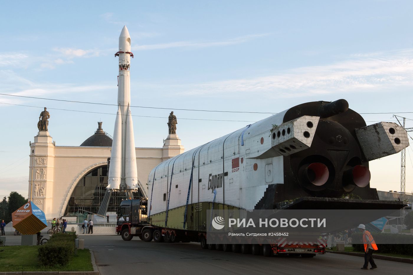 Транспортировка макета космического корабля "Буран" на ВДНХ