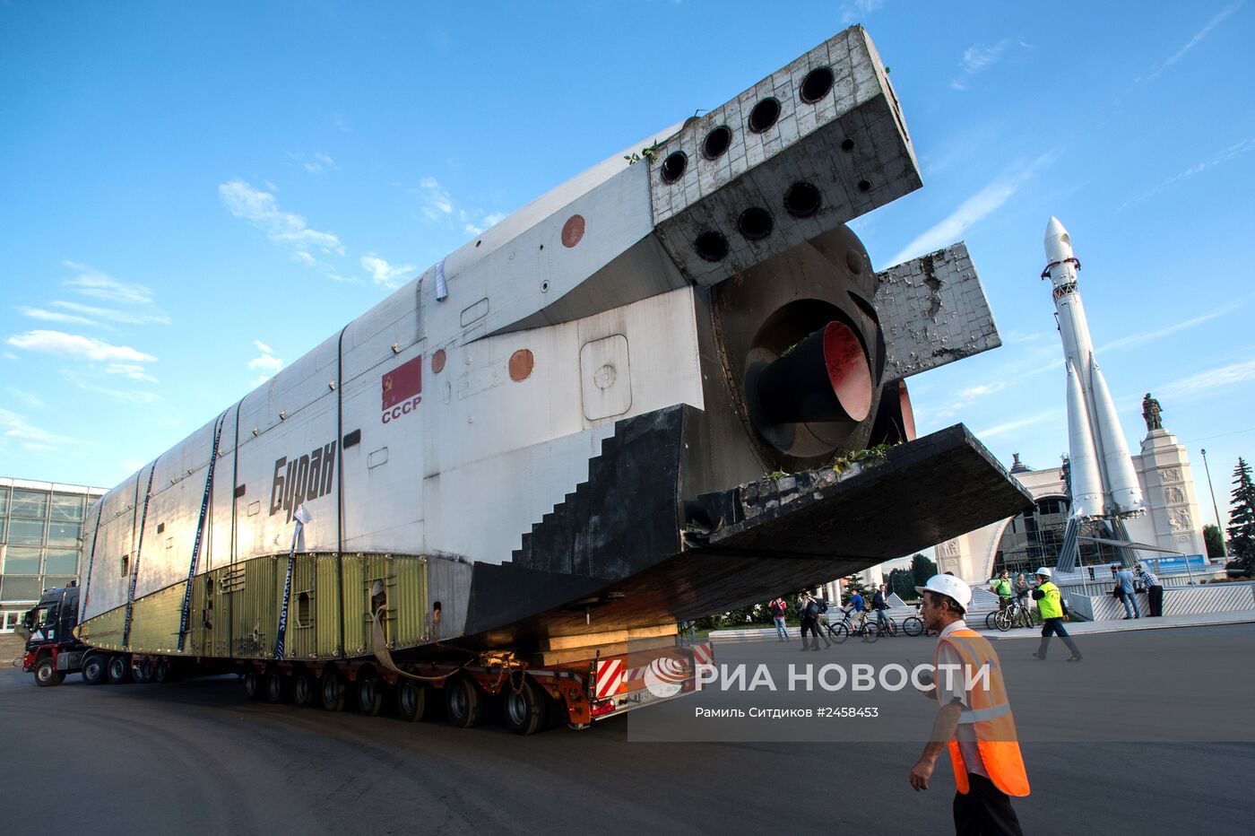 Транспортировка макета космического корабля "Буран" на ВДНХ