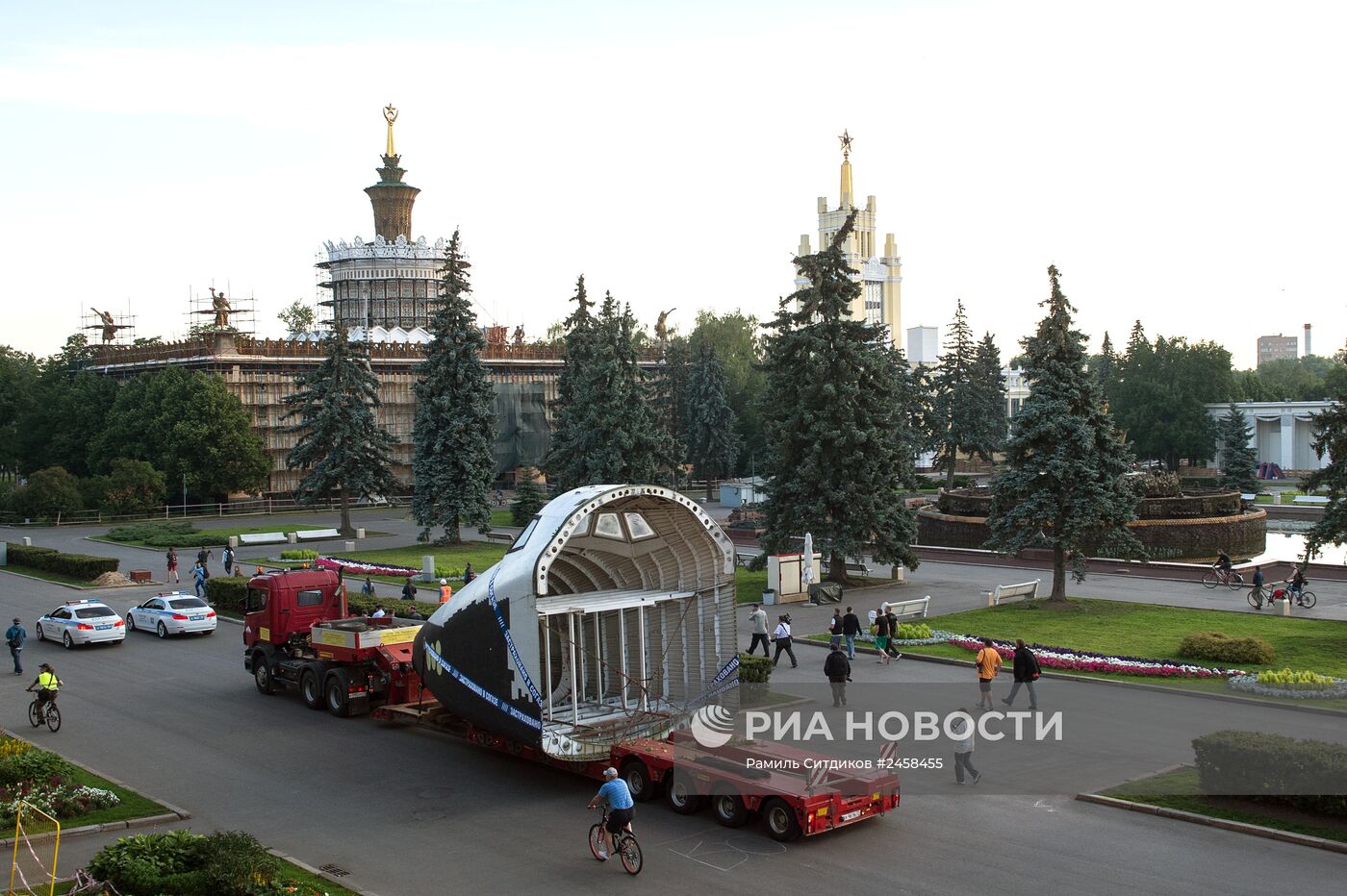 Транспортировка макета космического корабля 