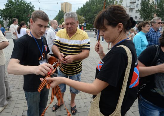 В Донецке проходит митинг ДНР