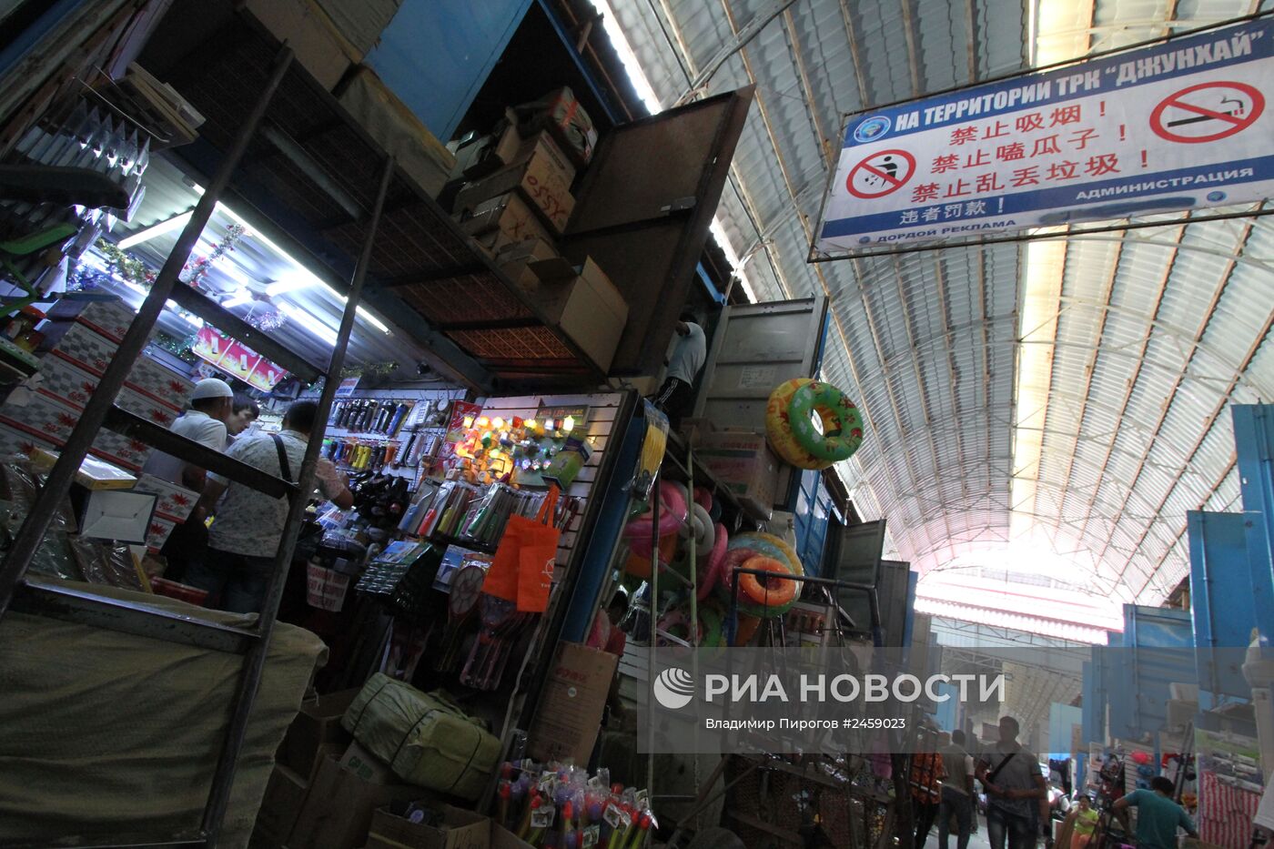 Китайский рынок "Джунхай" в Бишкеке