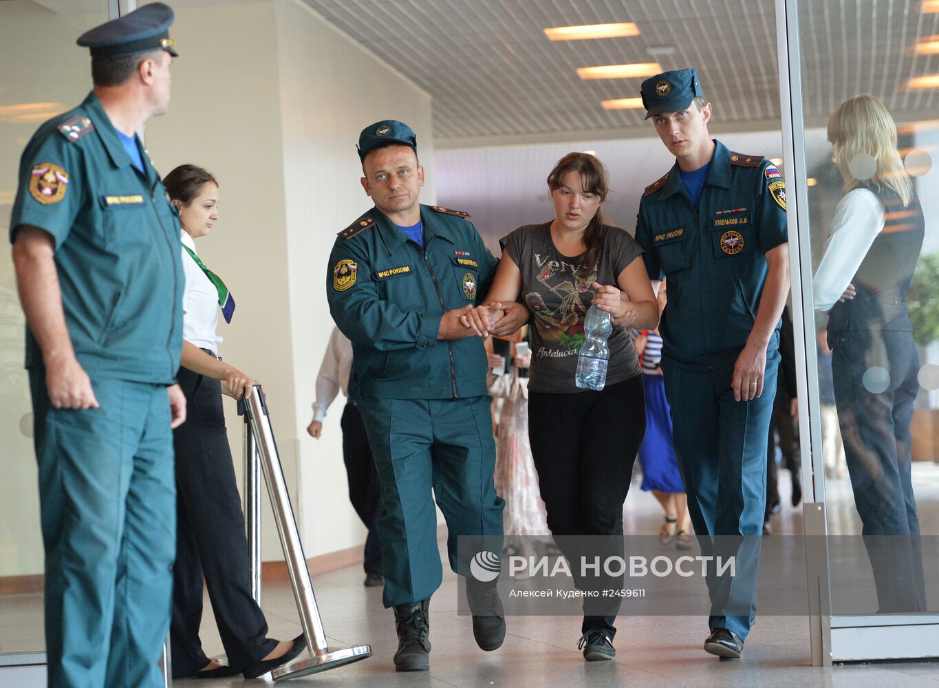 Борт МЧС доставил в Москву украинских беженцев