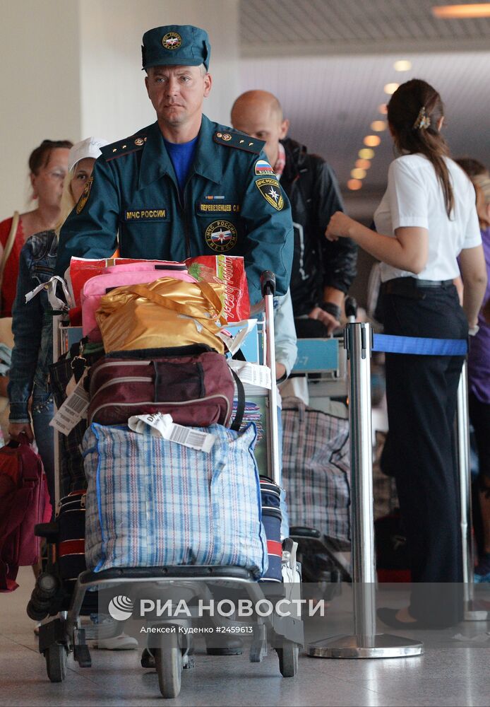 Борт МЧС доставил в Москву украинских беженцев