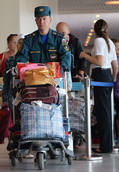 Борт МЧС доставил в Москву украинских беженцев