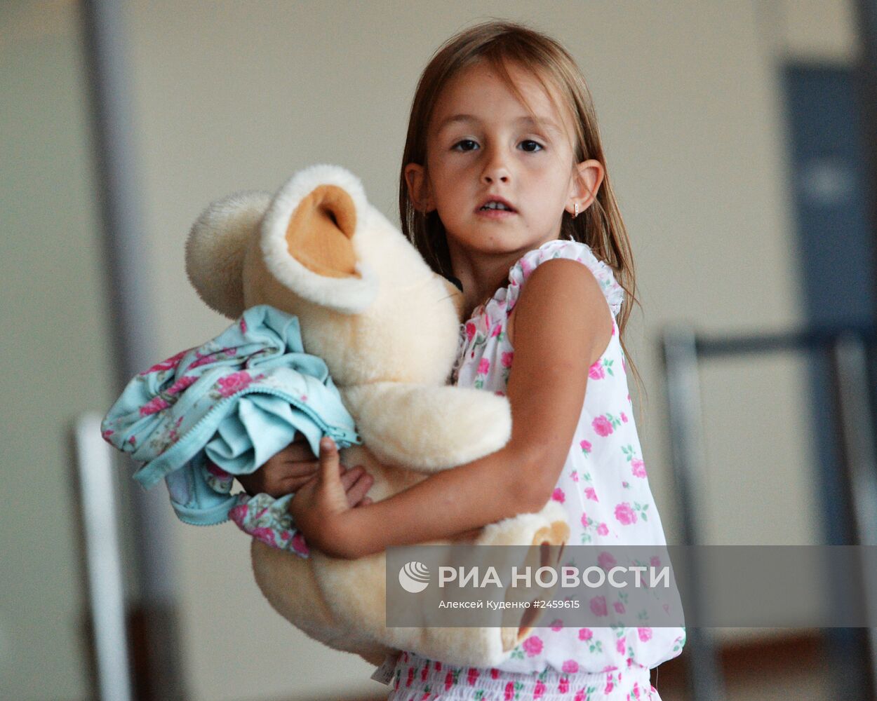 Борт МЧС доставил в Москву украинских беженцев