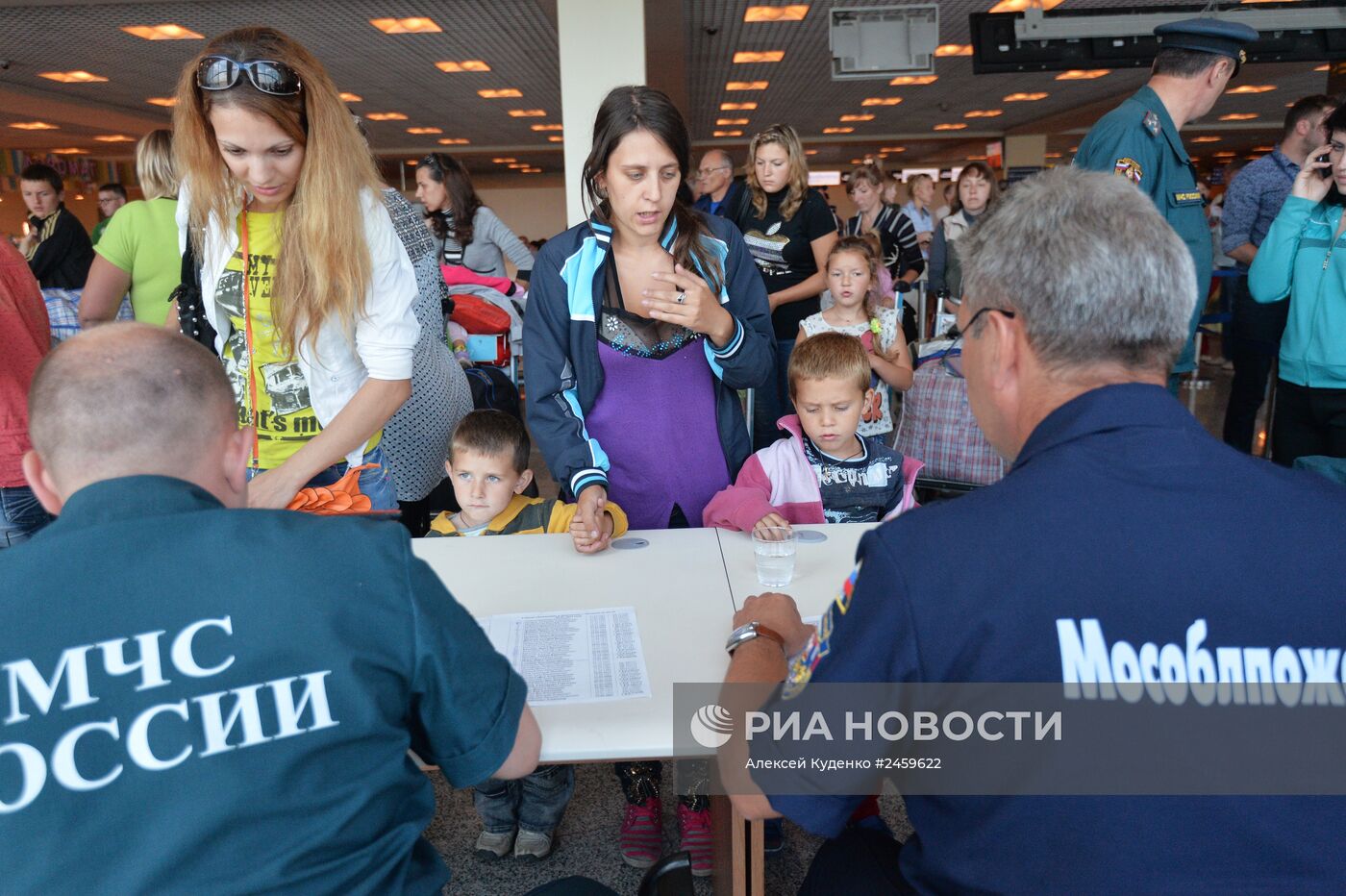 Борт МЧС доставил в Москву украинских беженцев