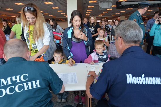 Борт МЧС доставил в Москву украинских беженцев