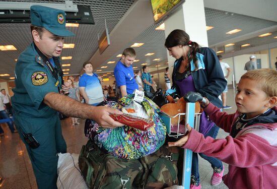 Борт МЧС доставил в Москву украинских беженцев