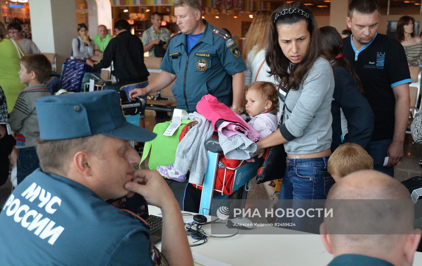 Борт МЧС доставил в Москву украинских беженцев