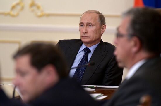Владимир Путин провел совещание с членами правительства РФ