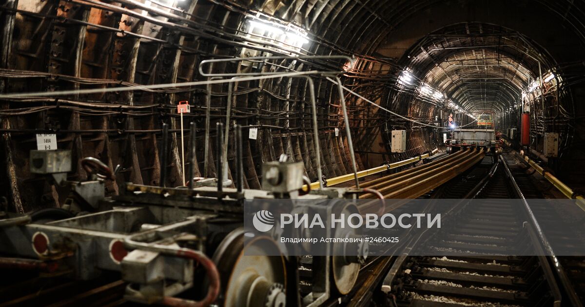 Перегоны московского метро. Перегон парк Победы Славянский бульвар. Тоннель метро под рекой Москва. Перегон метро. Метро под Москвой рекой.