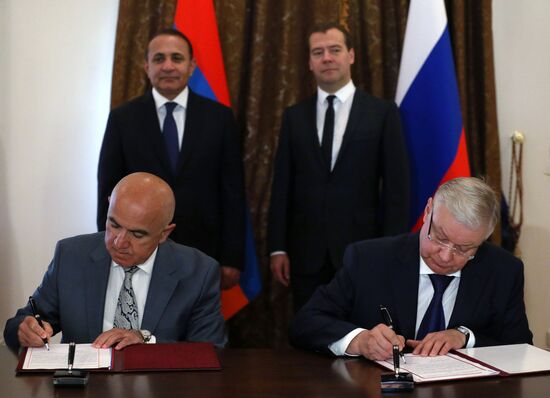 Д.Медведев провел переговоры с премьер-министром
Армении О.Абраамяном в Сочи